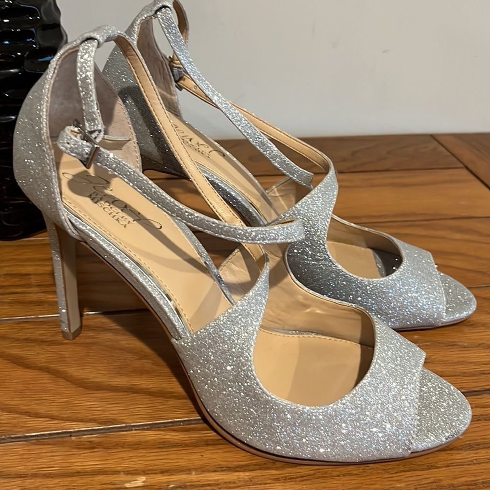 Jewel by Bradley Mischka Silver Mettalic Glittery heeled Shoes size 8 1/2.